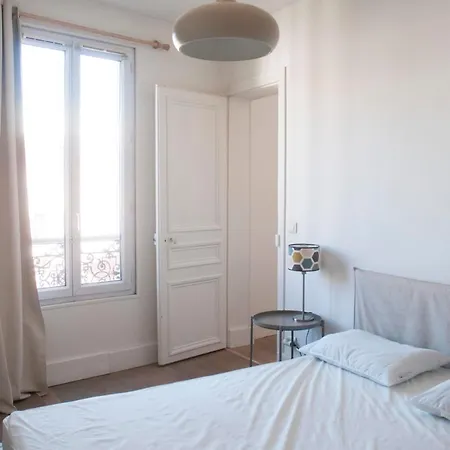 Comfortable Apartment Near Paris アパート *